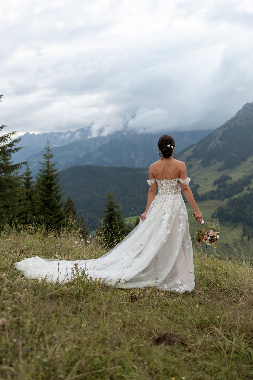 Brautkleid-Detail, fotografiert von Herzmoment Fotografie