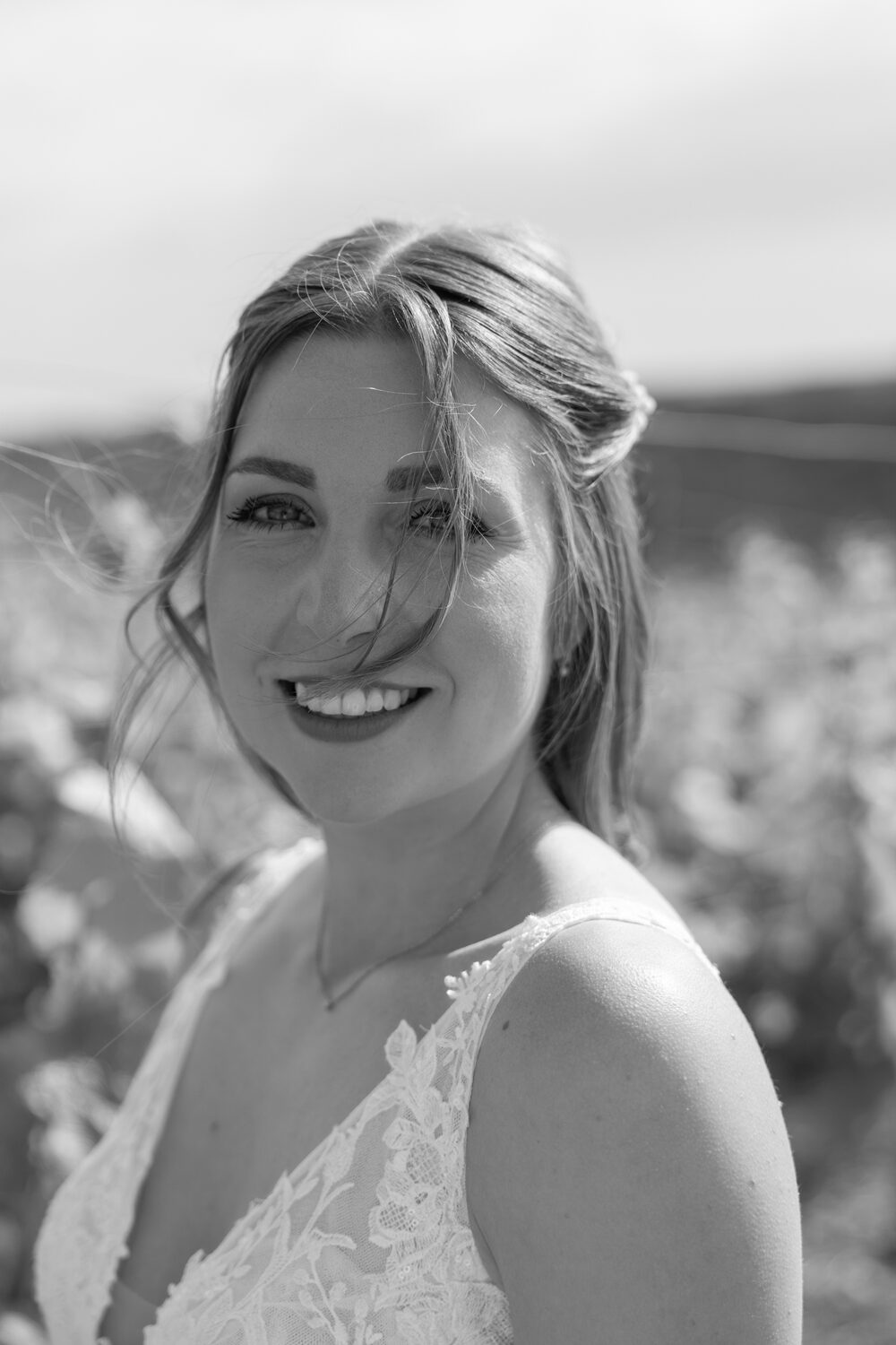 Braut, schwarz-weiß fotografiert von Herzmoment Fotografie