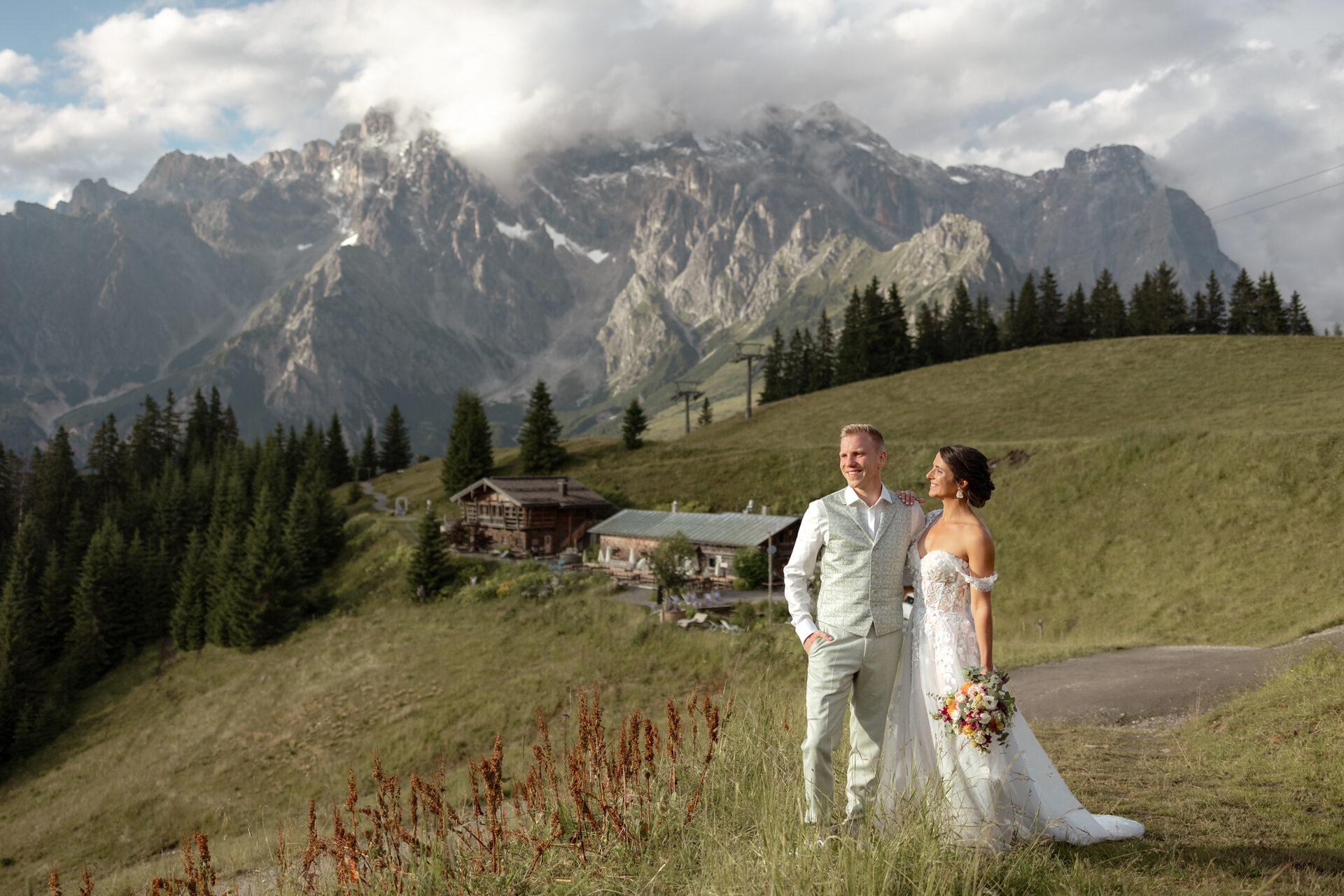Mona und Alex, Herzensteam, bei einer freien Trauung am Chiemsee